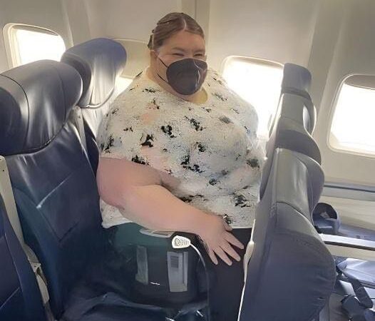 Woman tries to take her seat on a plane – but she refuses, and what happens next has the internet is divided