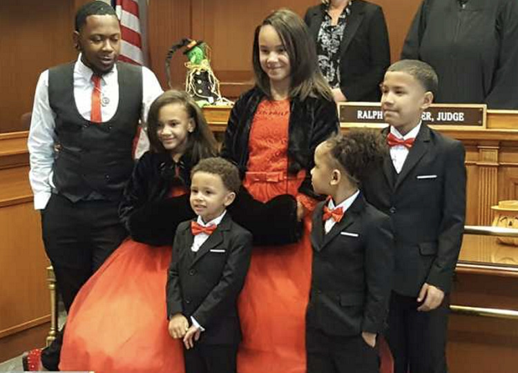 Single foster dad adopts 5 siblings to keep them together: ‘I had already experienced it myself’