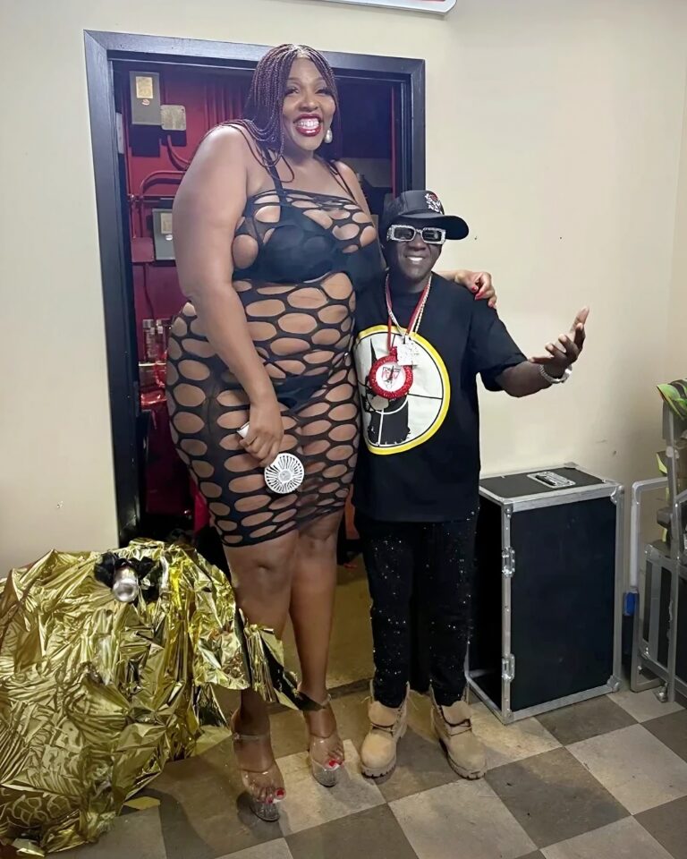 Flavor Flav & His Biggest Fan: A Moment That Stole the Spotlight 😅💯